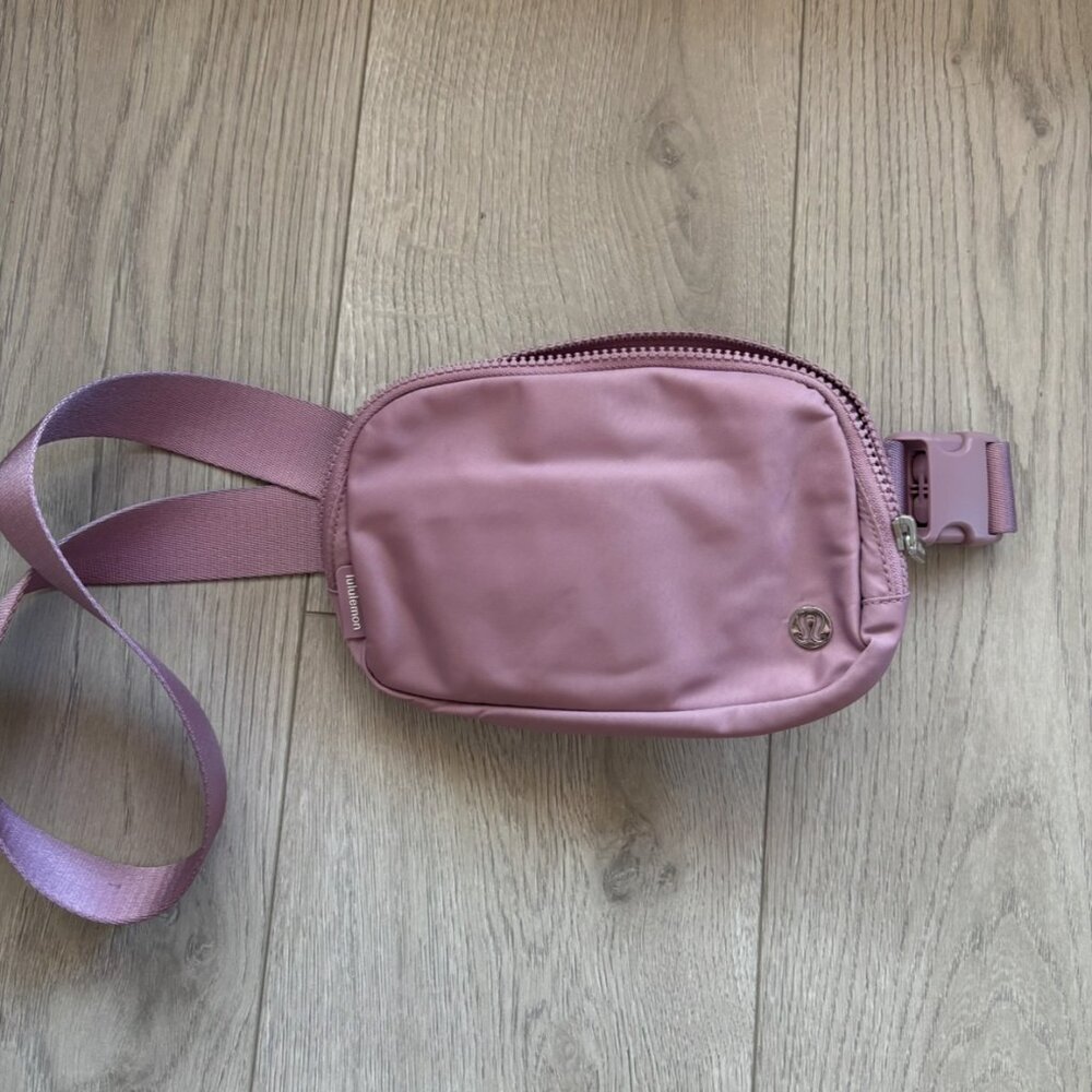 Lululemon Everywhere Belt Bag 1L in Lavender Luxe